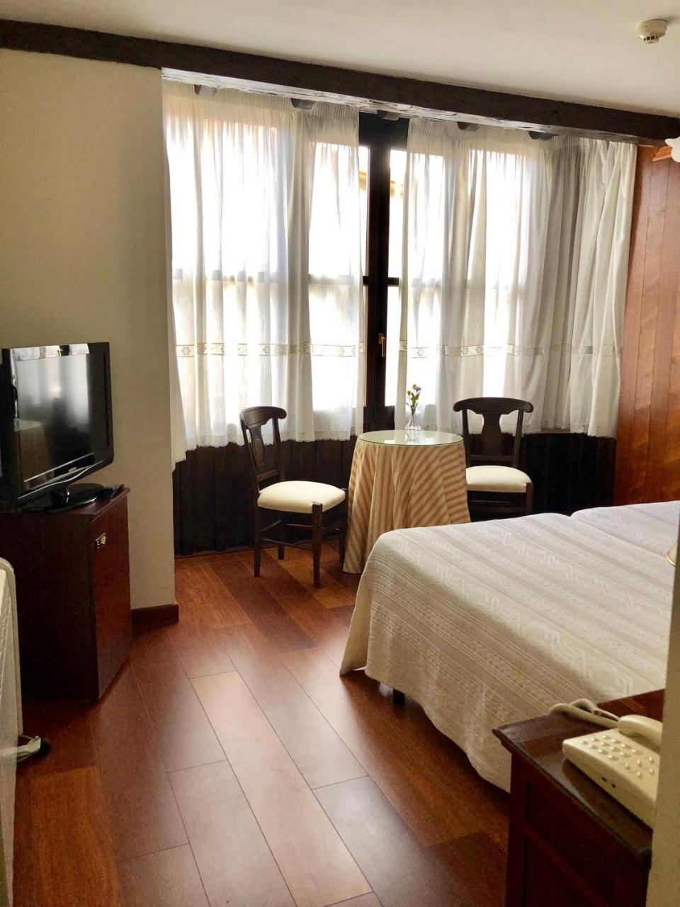 Hotel Rey Chindasvinto Covarrubias Buitenkant foto