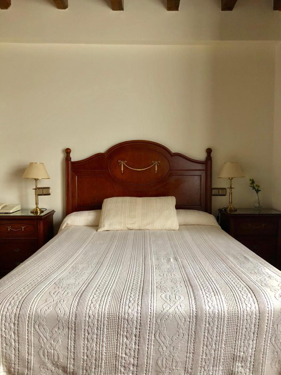 Hotel Rey Chindasvinto Covarrubias Buitenkant foto