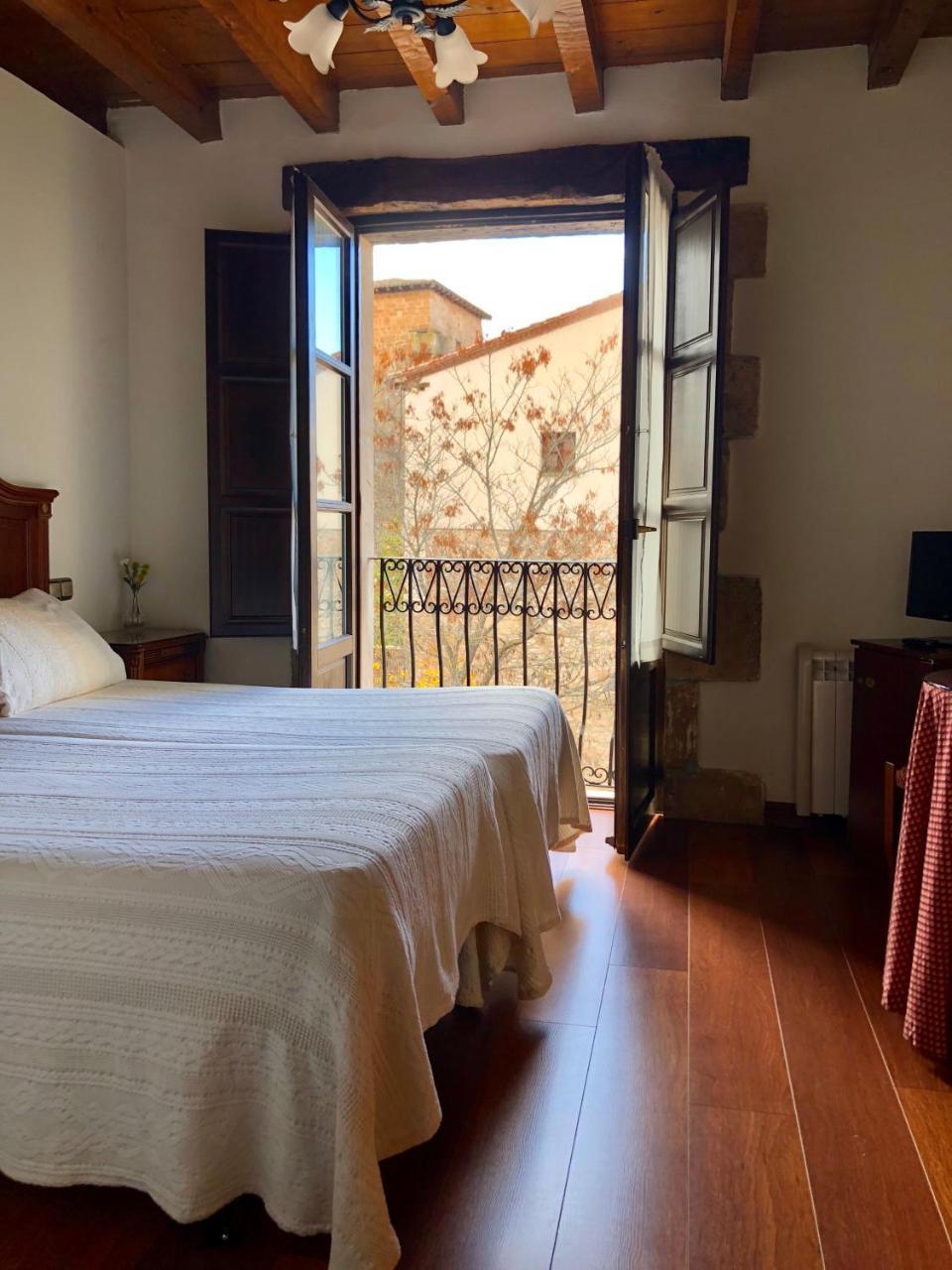 Hotel Rey Chindasvinto Covarrubias Buitenkant foto